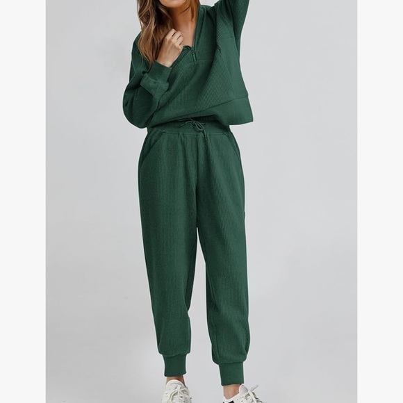 Comfy Green Zip-Up Jumpsuit - Picture 3 of 10